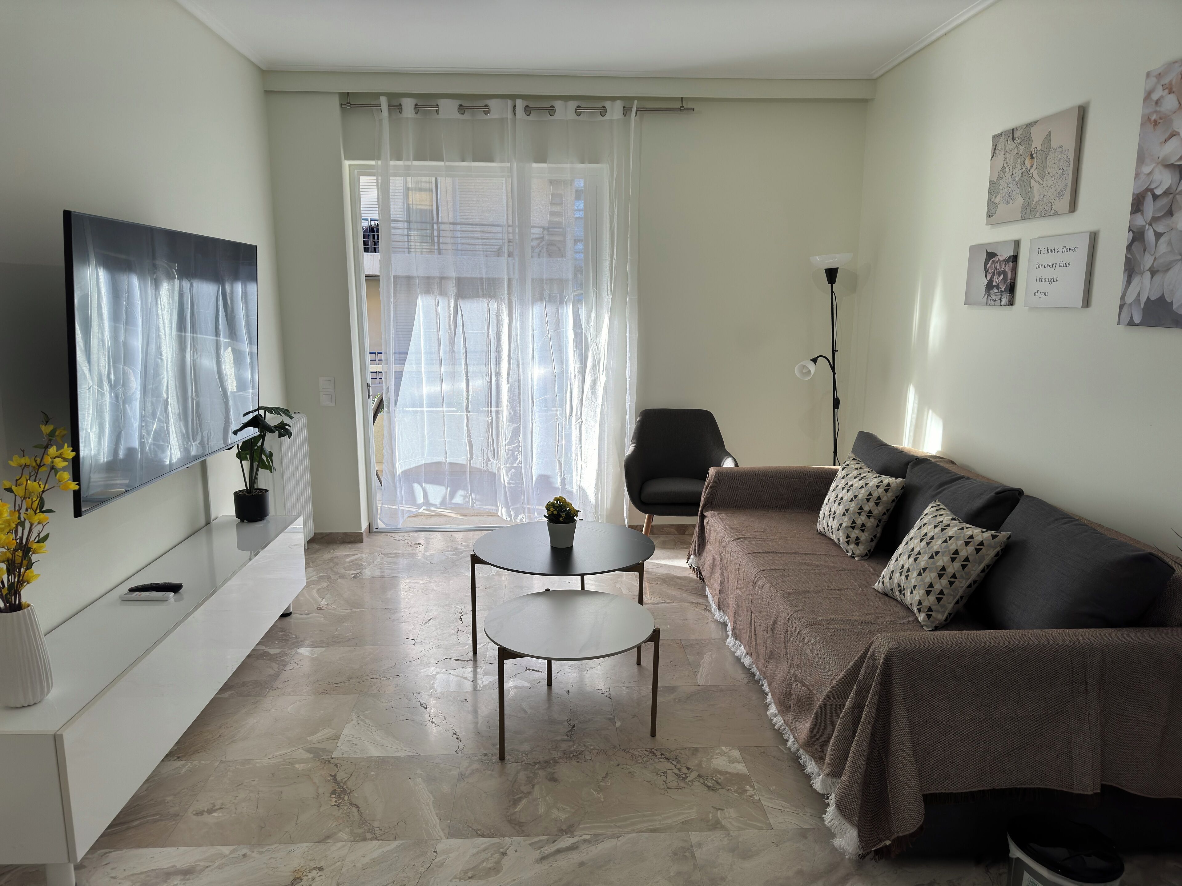 Apartemen Premier, pemandangan halaman | Ruang keluarga | Televisi 160-cm dengan saluran TV kabel dan layanan streaming