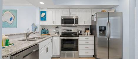 Refrigerador, microondas, horno, placa de cocina