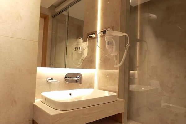 Deluxe Double Room | Bathroom