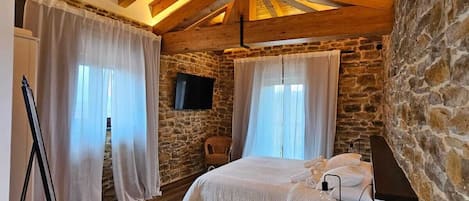 8 quartos, ferros/tábuas de passar roupa, Wi-Fi, roupa de cama