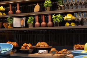 Desayuno buffet todos los días (HUF 10000 por persona) 