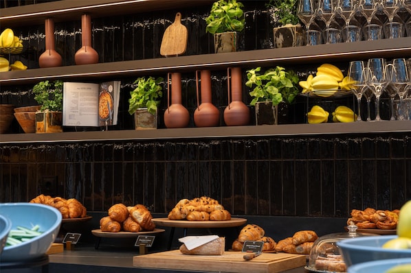 Daily buffet breakfast (HUF 10000 per person)