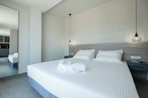1 chambre, fer et planche à repasser, lit de bébé portatif