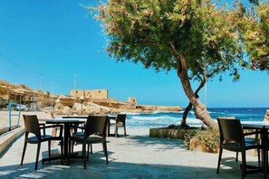 Outdoor dining - Glamorous Apartment with Panoramic Green Views (Iz-Zebbug)