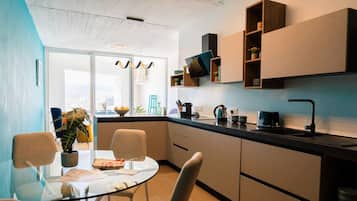 Frigorífico, microondas, horno y placa de cocina