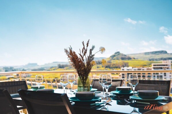 Outdoor dining - Glamorous Apartment with Panoramic Green Views (Iz-Zebbug)