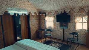 1 غرفة نوم ومكتب ومساحة عمل للكمبيوتر المحمول وستائر تعتيم