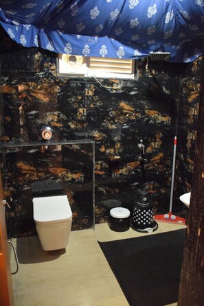 Shower, free toiletries, towels, soap - The Royal River Resort (Pendra Road)