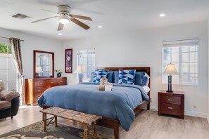 6 slaapkamers, een bureau, een strijkplank/strijkijzer, wifi