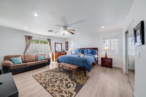 6 bedrooms, desk, iron/ironing board, WiFi