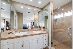 Shower, towels - Navigate Stays Hoops and Hues Hideaway (Palm Springs)