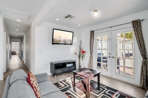 Televisión, chimenea y oficina