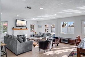 Televisie, een open haard en een kantoor