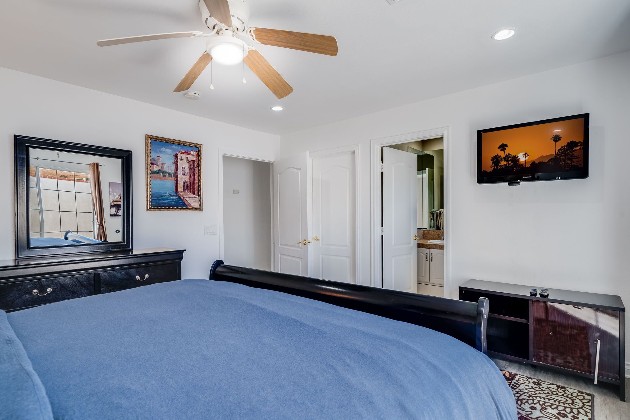 6 camere, una scrivania, ferro/asse da stiro, Wi-Fi