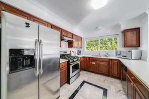 Réfrigérateur, four à micro-ondes, un four, surface de cuisson