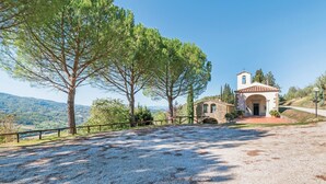 A rural property with a stone building, a gravel driveway, and surrounding trees. - Beautiful home in Dicomano with WiFi (Dicomano)