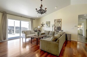 TV, offices - Napa Vineyard with Stunning Views By Allevo Homes (Napa)