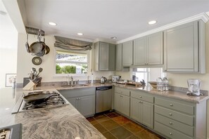 Fridge, microwave, oven, stovetop - Napa Vineyard with Stunning Views By Allevo Homes (Napa)
