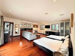 4 habitaciones, escritorio y tabla de planchar con plancha 