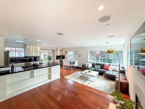 Interior - Modern 4BR Gem Near Beverly Hills By Allevo Homes (Los Angeles)