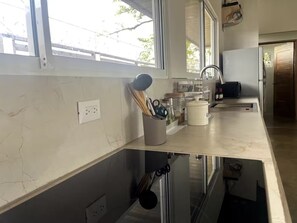 Kjøleskap, mikrobølgeovn, kokeplater og kaffetrakter/tekoker