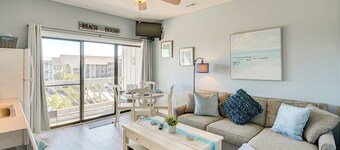 Walk to Beach: Top-floor Condo in Murrells Inlet