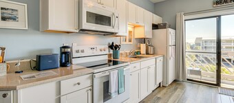 Walk to Beach: Top-floor Condo in Murrells Inlet