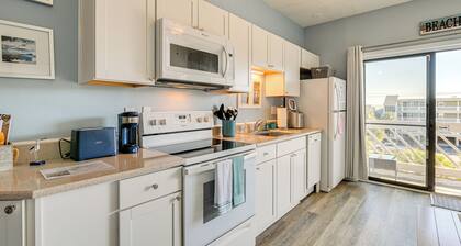 Walk to Beach: Top-floor Condo in Murrells Inlet
