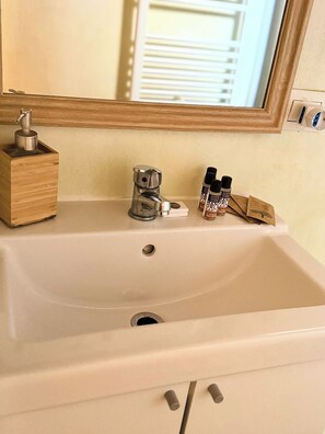 Douche, sèche-cheveux, serviettes fournies, savon