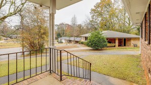Interior - 15 Mi to Dtwn Atlanta: Home w/ In-unit Laundry (Decatur)