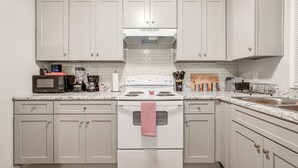 Interior - 15 Mi to Dtwn Atlanta: Home w/ In-unit Laundry (Decatur)
