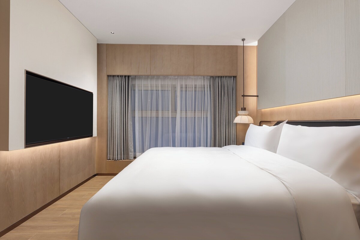 Suite, 2 Bedrooms, Ocean View (Penthouse) | Bar mini, peti besi dalam bilik, meja, ruang kerja komputer riba 