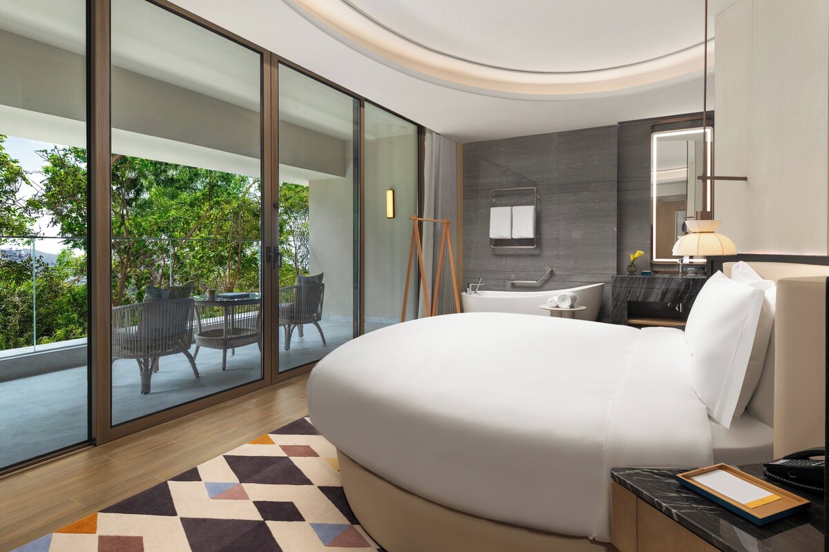 Premium Room, 1 Katil Raja (King) (Round King) | Bar mini, peti besi dalam bilik, meja, ruang kerja komputer riba 