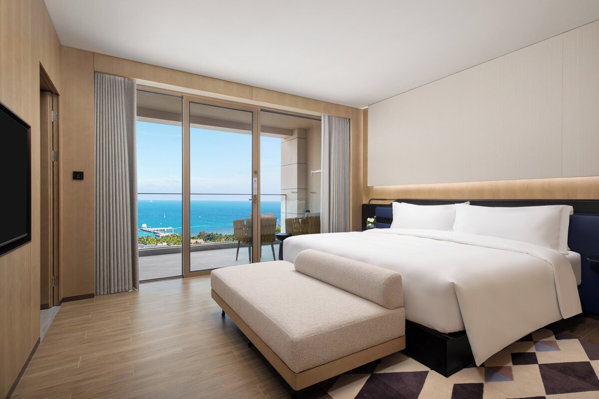 Suite, 1 Bedroom, Ocean View | Bar mini, peti besi dalam bilik, meja, ruang kerja komputer riba 