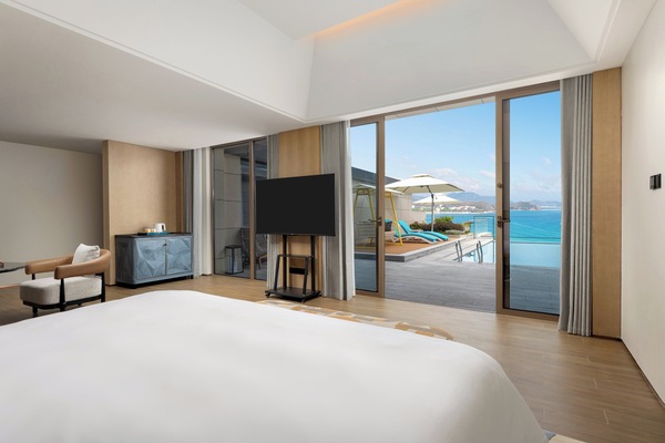 Suite, 1 King Bed, Pool Access, Ocean View | Minibar, in-room safe, desk, laptop workspace