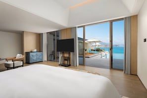 Suite, 1 cama de matrimonio grande, acceso a la piscina, vistas al mar | Minibar, caja fuerte, cortinas opacas y sistema de insonorización
