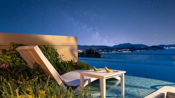 Premium Room, 1 King Bed, Pool Access, Ocean View | Minibar, in-room safe, desk, laptop workspace