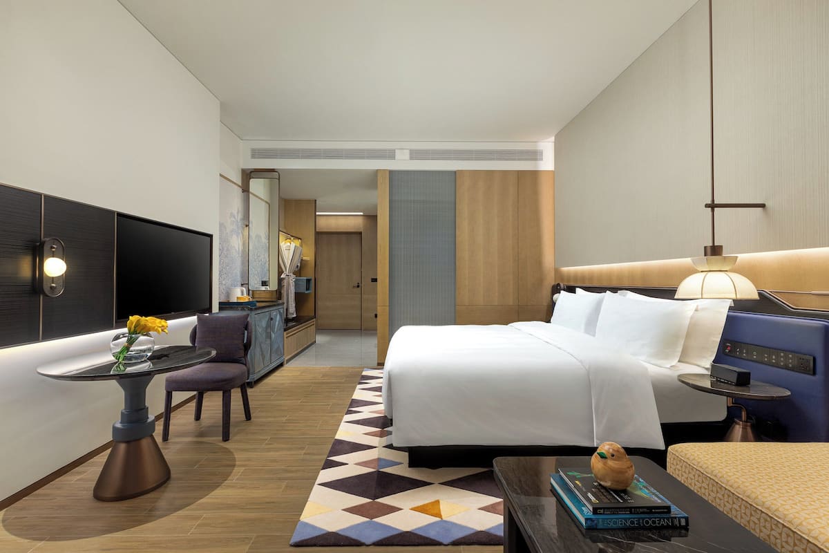 Minibar, coffres-forts dans les chambres, bureau