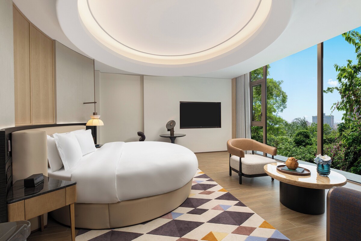 Suite, 1 Bedroom (Round King) | Bar mini, peti besi dalam bilik, meja, ruang kerja komputer riba 