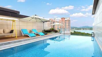 Phòng Suite, 1 giường cỡ king, có thể sử dụng hồ bơi, quang cảnh biển | Minibar, két bảo mật tại phòng, trang trí khác biệt