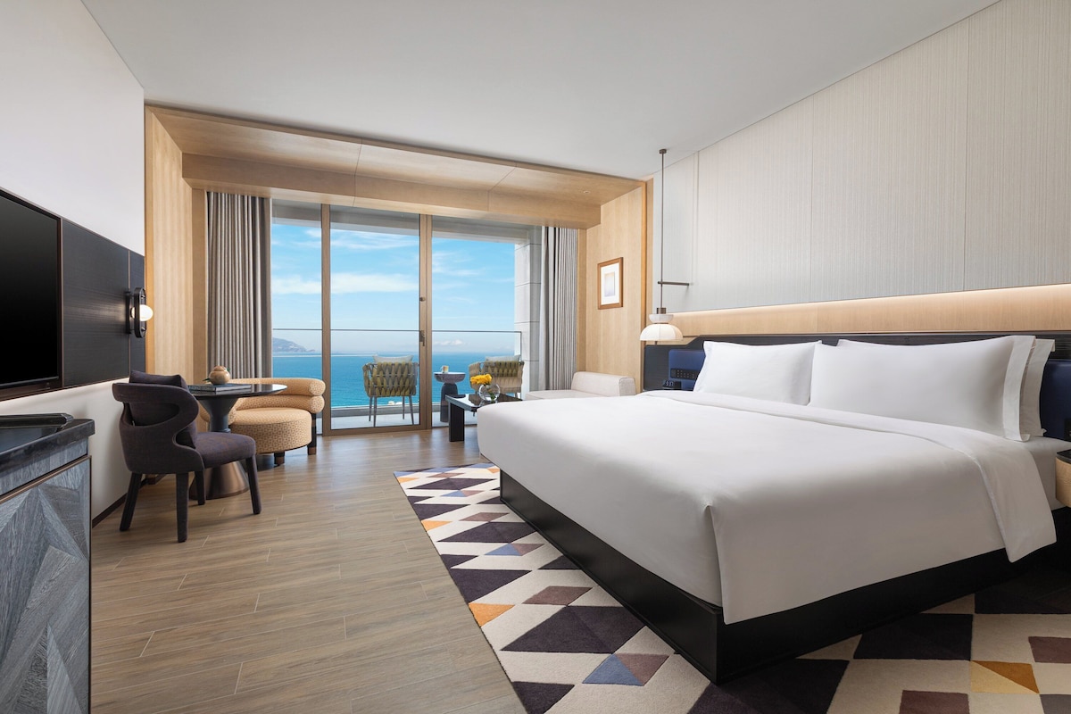 Standard Room, 1 Katil Raja (King), Oceanfront | Bar mini, peti besi dalam bilik, meja, ruang kerja komputer riba 