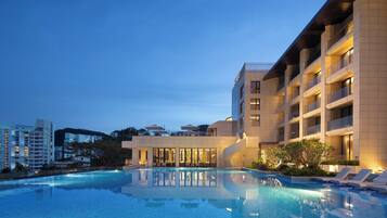 Hồ bơi ngoài trời