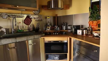 Kühlschrank, Mikrowelle, Herdplatte, Wasserkocher mit Kaffee-/Teezubehör