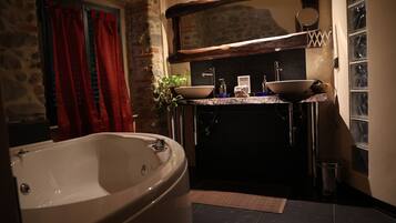 Vasca idromassaggio, asciugacapelli, bidet, asciugamani