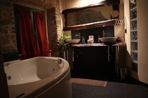 Jetted tub, hair dryer, bidet, towels