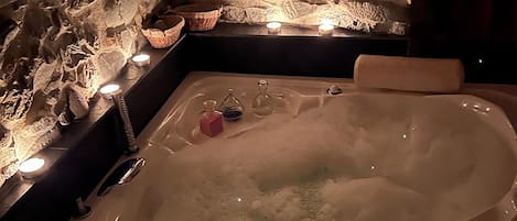 Jetted tub, hair dryer, bidet, towels