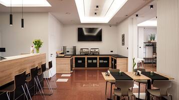 朝食 (コンチネンタル ブレックファスト)、毎日提供 (無料)