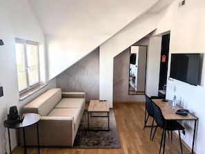 Individually decorated, individually furnished, desk, laptop workspace - Hotel Reśliński (Grodzisk Wielkopolski)