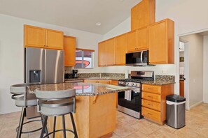 Fridge, microwave, stovetop, dishwasher - Casita 44473 – RV Resort Studio (Coachella)