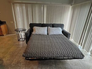 Desk, WiFi, bed sheets